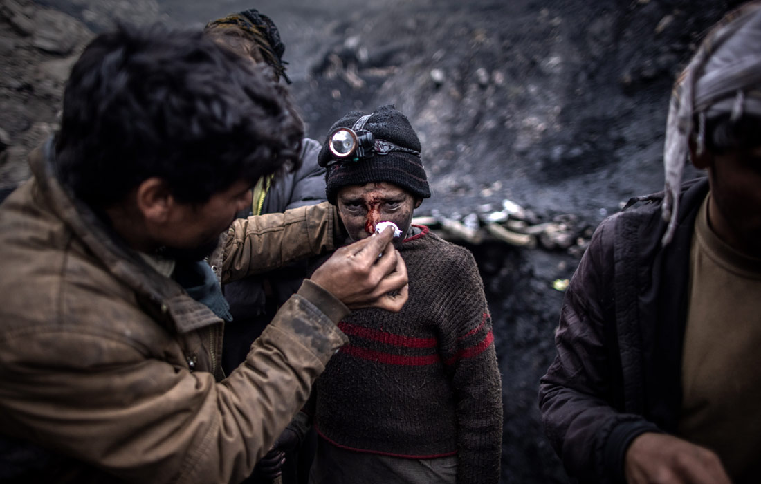 Афганцы в возрасте от 10 до 60 лет работают на нелегальных угольных шахтах в провинции Баглан на севере страны