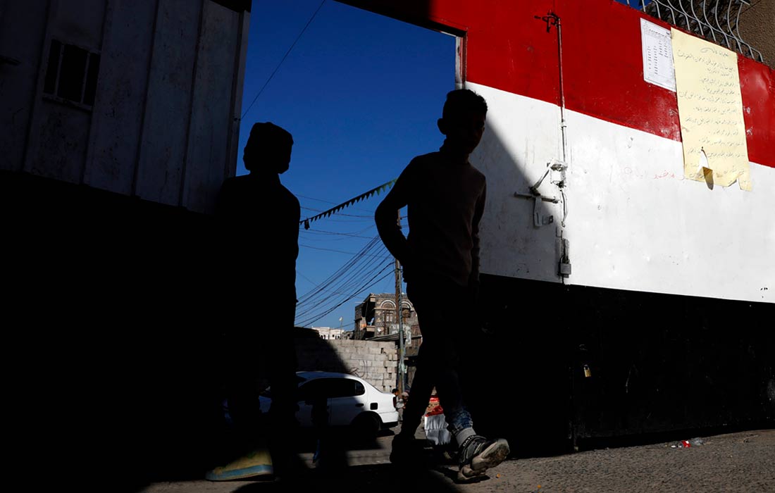 Йеменские ученики собираются перед промежуточным экзаменом в государственной школе в Сане