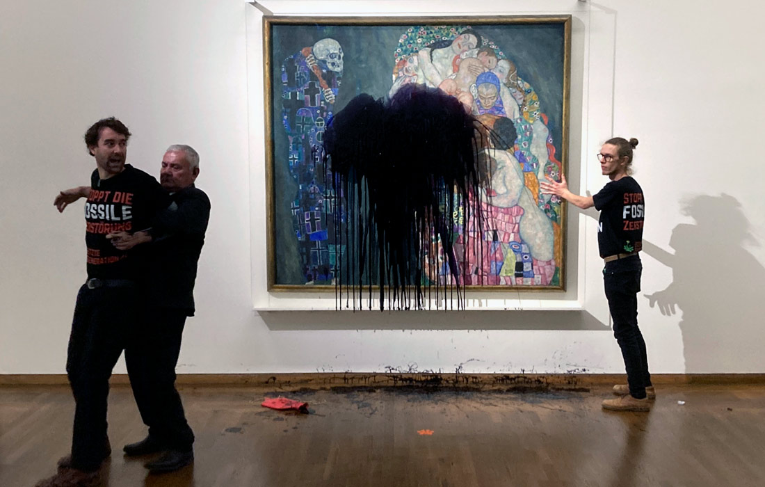 Экоактивисты замазали черной краской картину Густава Климта "Смерть и жизнь", выставленную в венском музее Леопольда