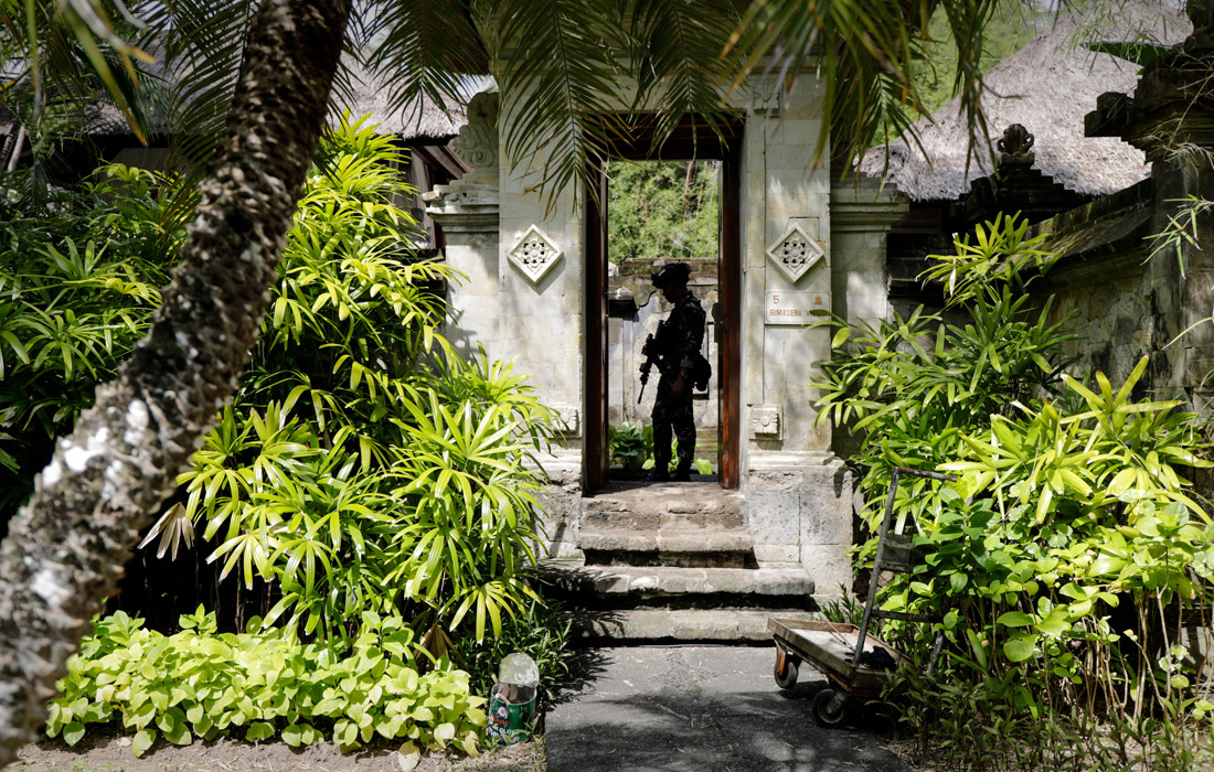 Военнослужащий у гостиничного комплекса в преддверии саммита G20