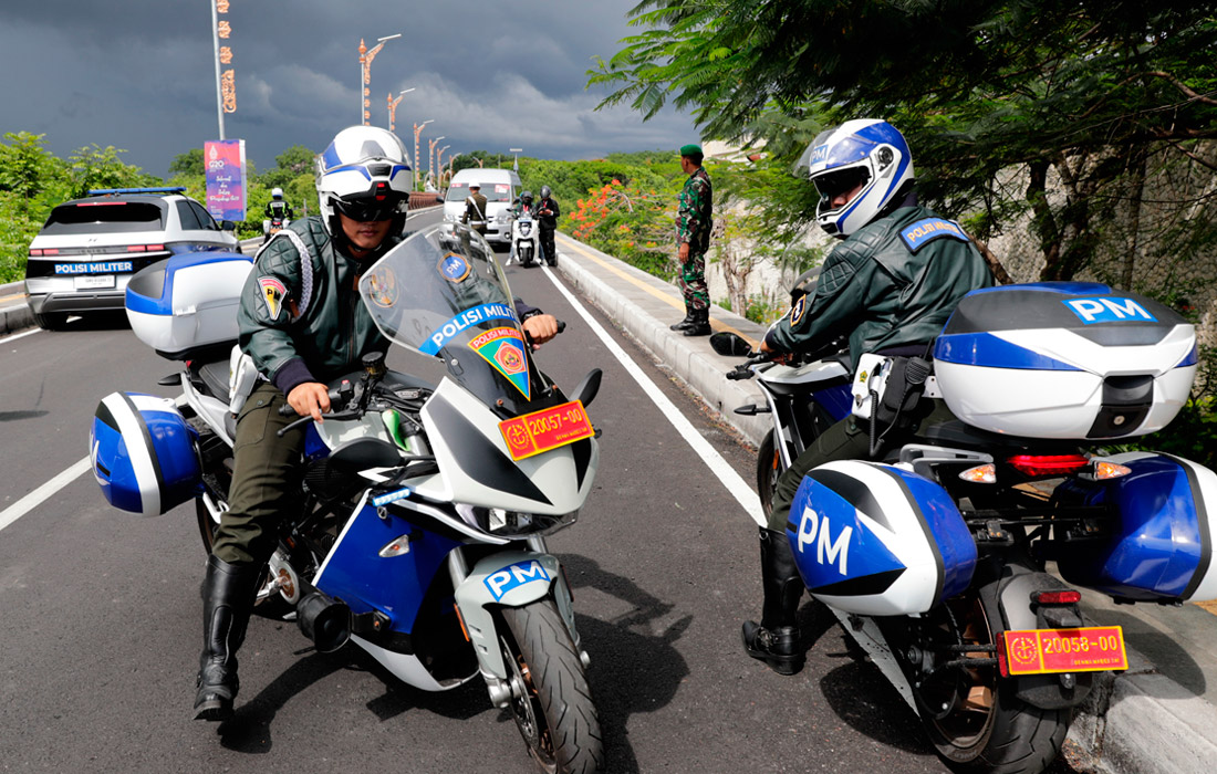 Военная полиция на электрических мотоциклах на Бали
