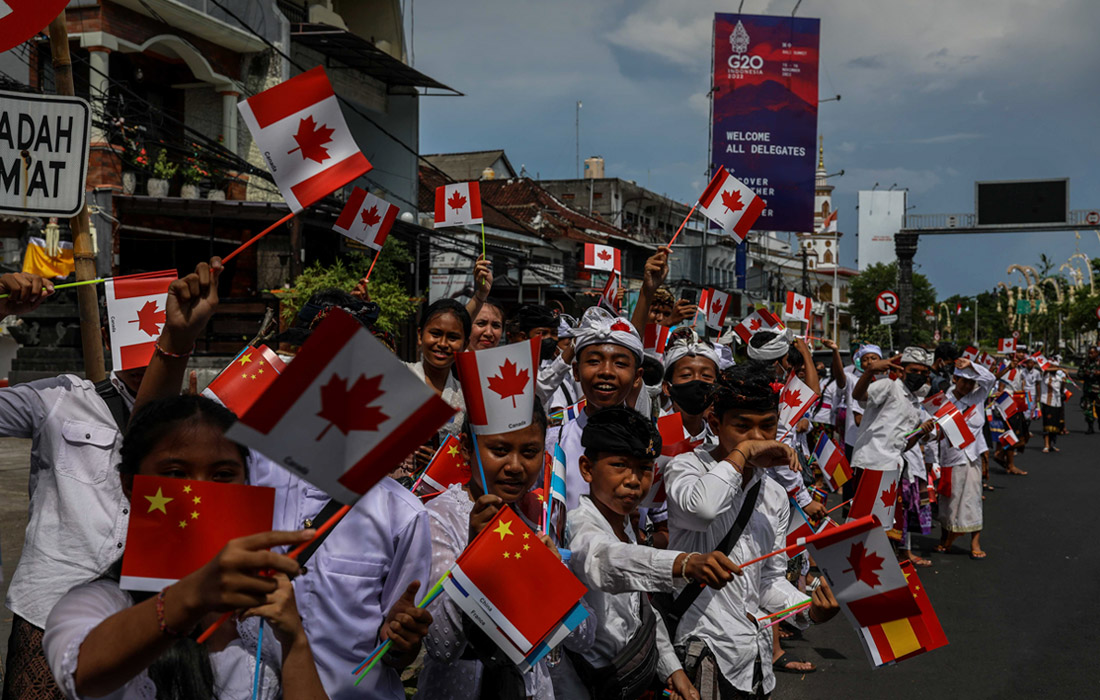 Учащиеся младших классов средней школы приветствуют делегатов в преддверии саммита G20 на Бали