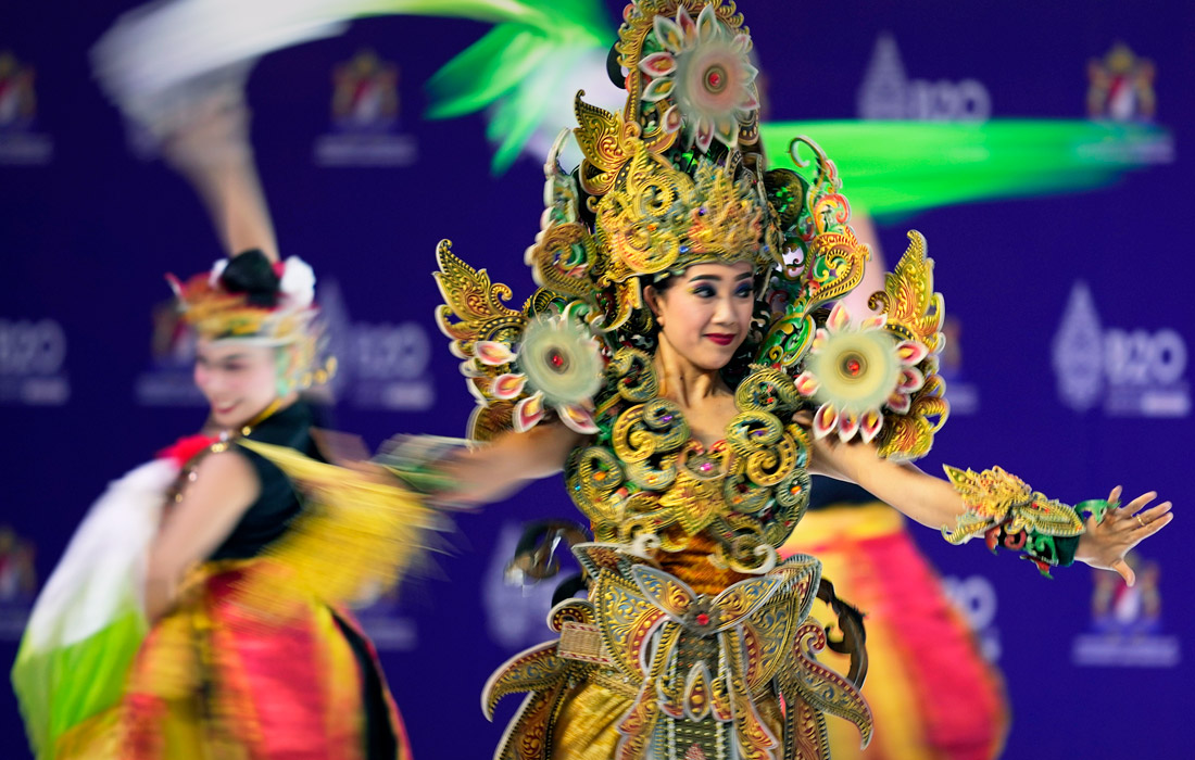 Выступление танцовщиц в национальных костюмах