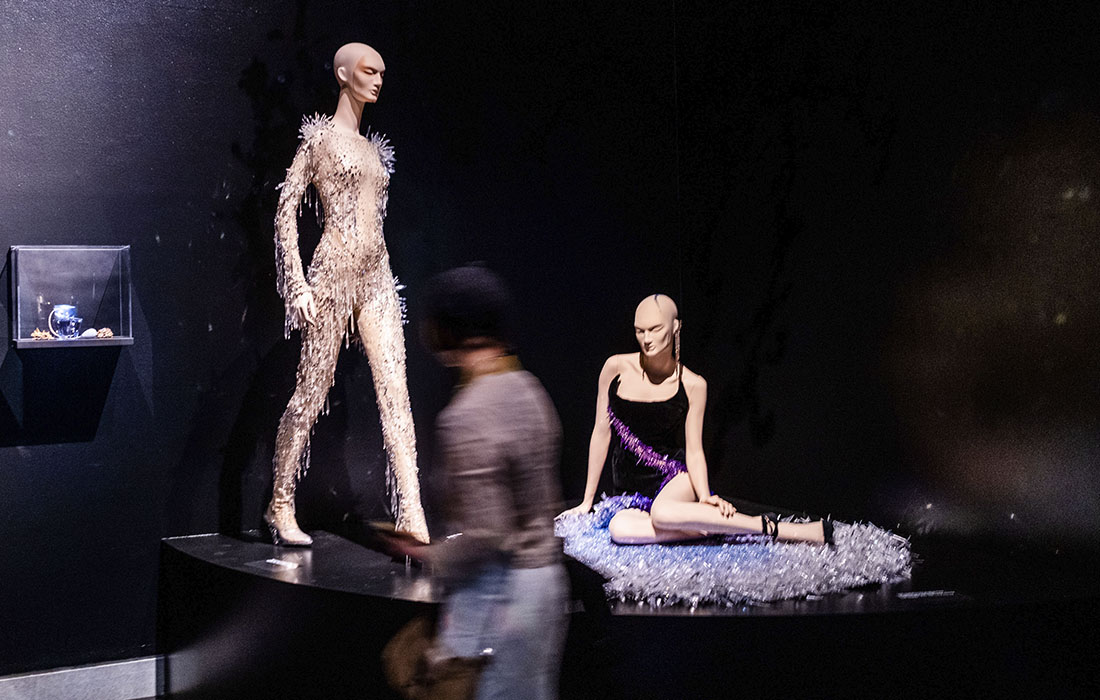 В Бруклинском музее в Нью-Йорке прошел пресс-показ выставки "Тьерри Мюглер: Кутюриссим"