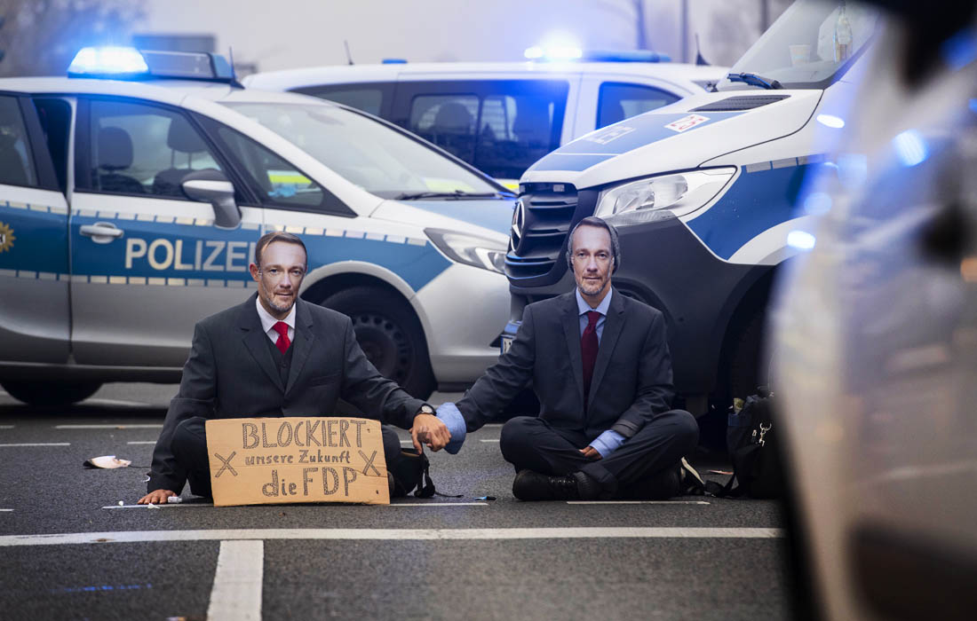 В Берлине прошла акция участников природоохранного движения "Последнее поколение"