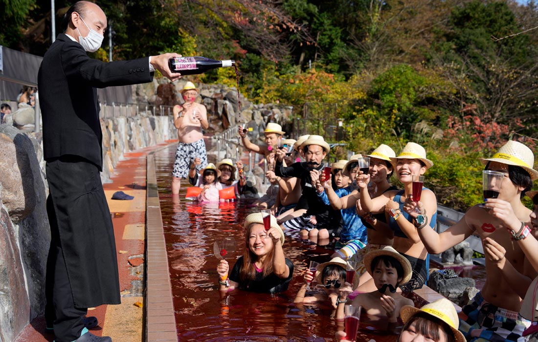 Открытие сезона французского молодого вина Божоле-нуво состоялось в бальнеологическом комплексе японского курорта Хаконэ