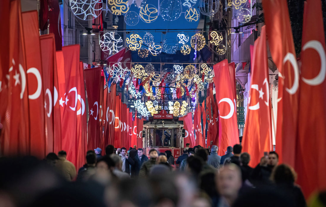 Более тысячи национальных флагов Турции вывесили вдоль пешеходной улицы Истикляль в центре Стамбула, где в минувшее воскресенье был совершен теракт