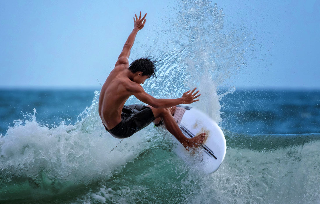 Серфинг на острове Хайнань в Китае