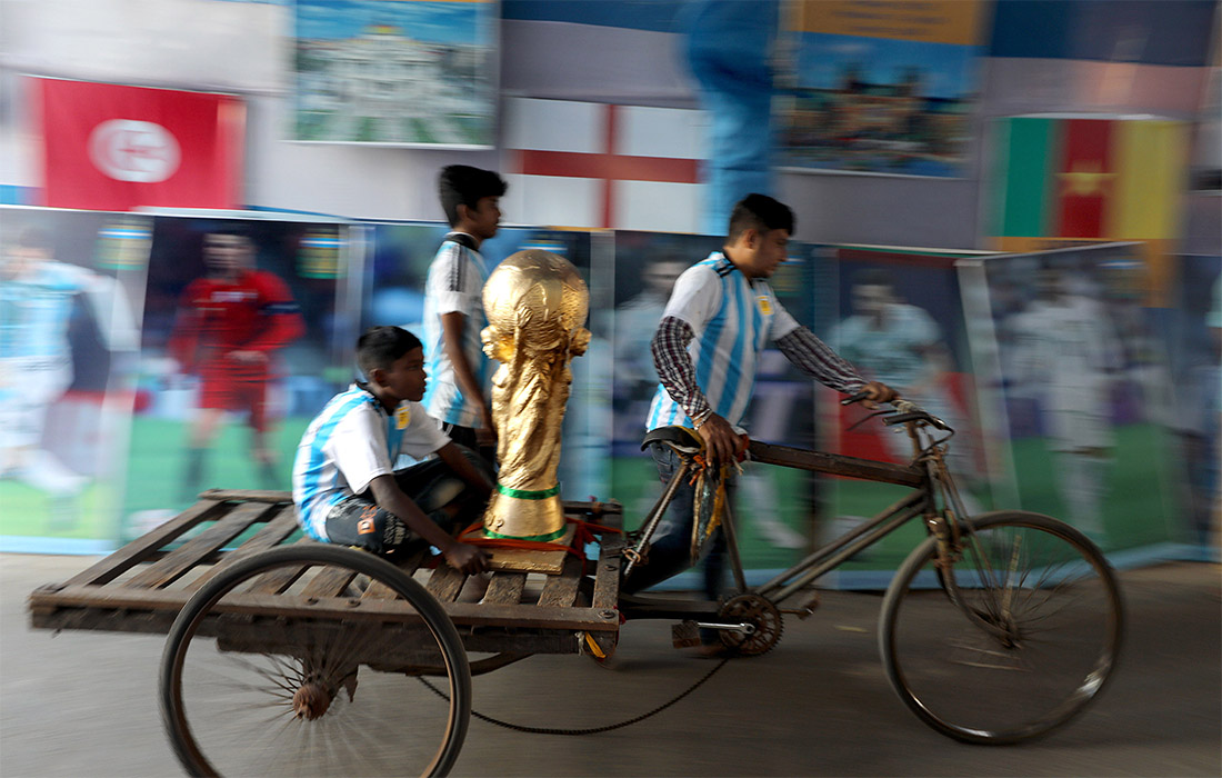 Индийские фанаты сборной Португалии решили украсить Калькутту копией кубка ФИФА