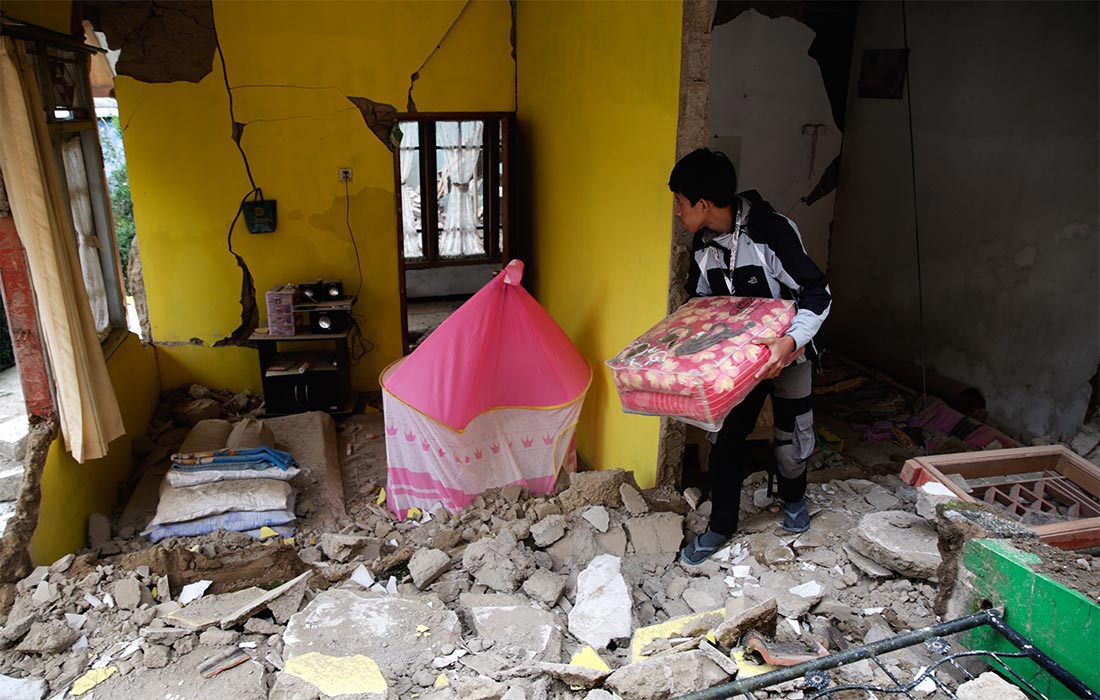 Очаг землетрясения находился близ города Чианджур с населением около 175 тысяч человек. Население одноименного региона превышает 2,5 миллиона человек.