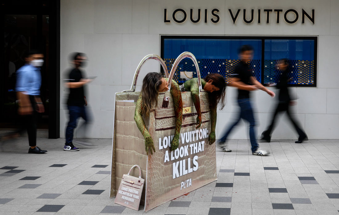 Акция организации по защите прав животных PETA в Куала-Лумпуре против использования змеиной кожи