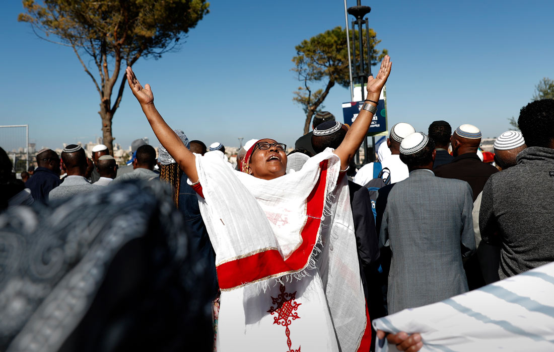 Члены эфиопской еврейской общины в Израиле молятся во время церемонии, посвященной празднику Сигд