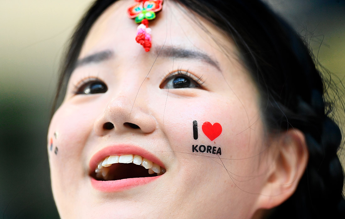 Болельщица на футбольном матче между Уругваем и Южной Кореей на стадионе в Дохе