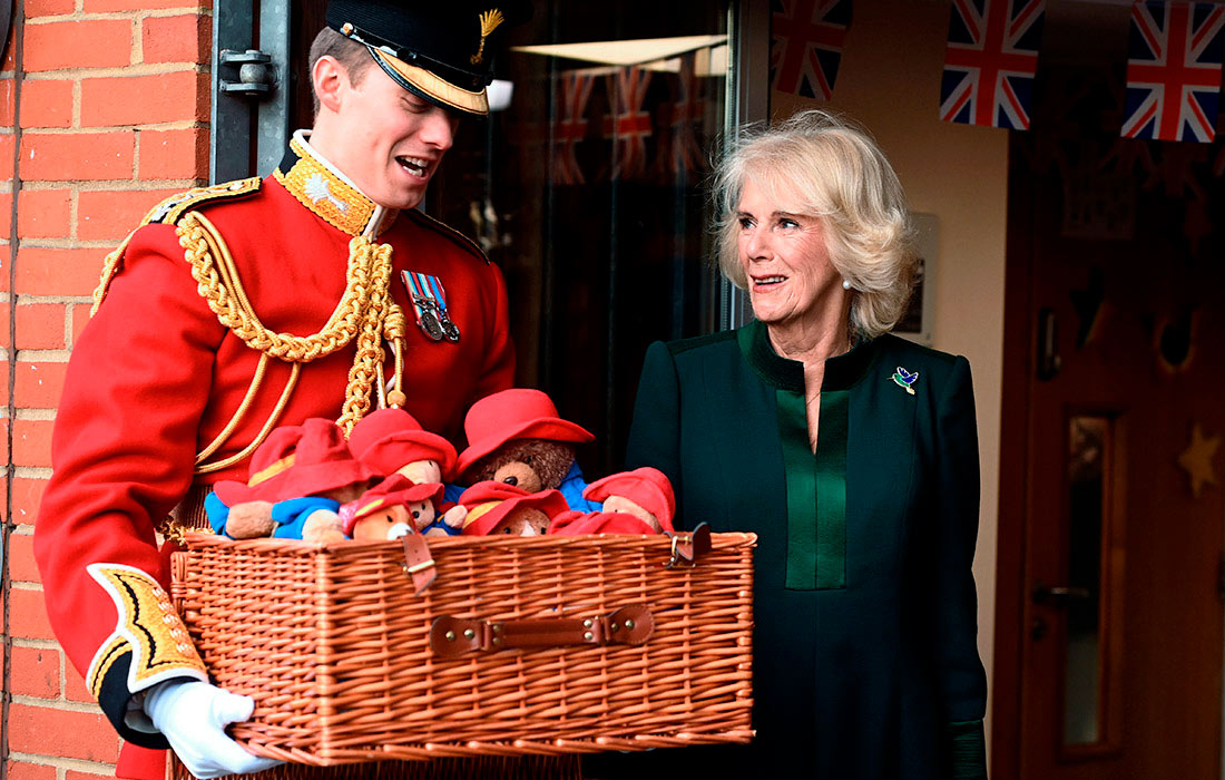 Британская королева-консорт Камилла посещает питомник Барнардо в Лондоне. Камилла принесла в ясли для детей корзину с мишками Паддингтон.