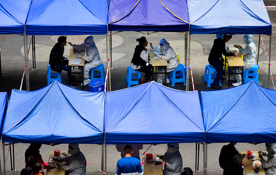 Власти Гуанчжоу закрыли на локдаун район Байюнь, в котором проживают около 3,7 млн человек, а жителей некоторых районов города Шицзячжуан попросили не покидать дома, пока в городе проводятся массовые тесты на вирус