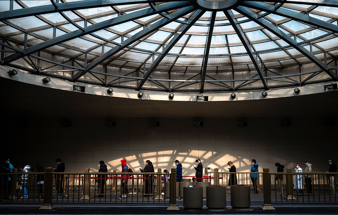 Однако последние несколько дней в КНР выявляют рекордное для этой страны количество случаев COVID-19: так, накануне медики диагностировали около 40 тыс. случаев заражения коронавирусом