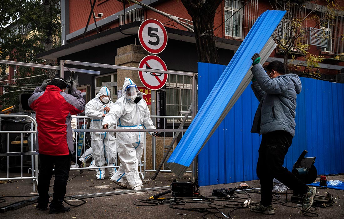 С целью ограничения распространения вируса применяются такие меры, как локдауны и обязательный карантин для тех, кто вступал в контакт с инфицированными людьми