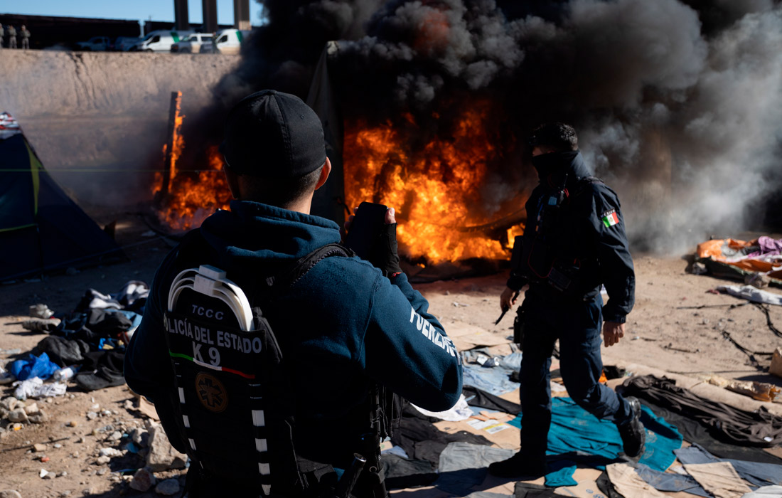 Нелегальные мигранты из Венесуэлы подожгли свои палатки во время выселения из лагеря на границе Мексики с США