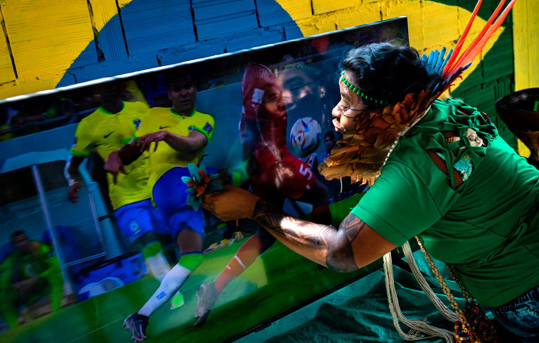 Болельщик во время трансляции матча чемпионата мира по футболу в бразильском Манаусе