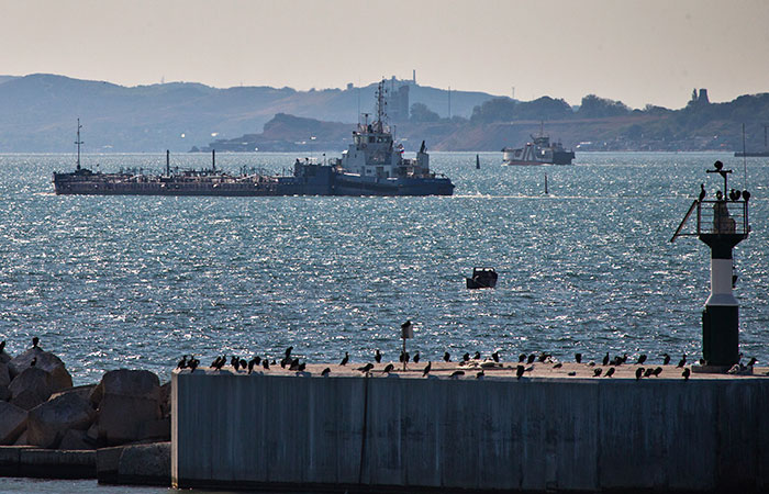 Керченская паромная переправа приостановила перевозки из-за шторма