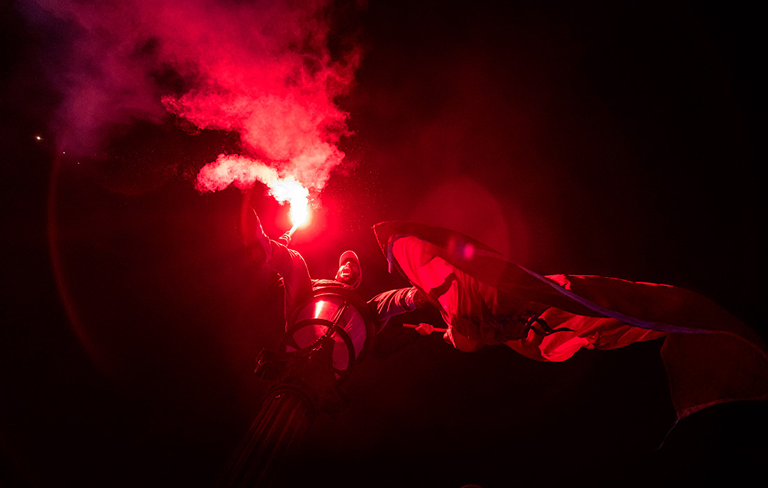 Болельщики Марокко празднуют победу в футбольном матче группы F чемпионата мира по футболу 2022 года между Марокко и Канадой на Елисейских полях в Париже