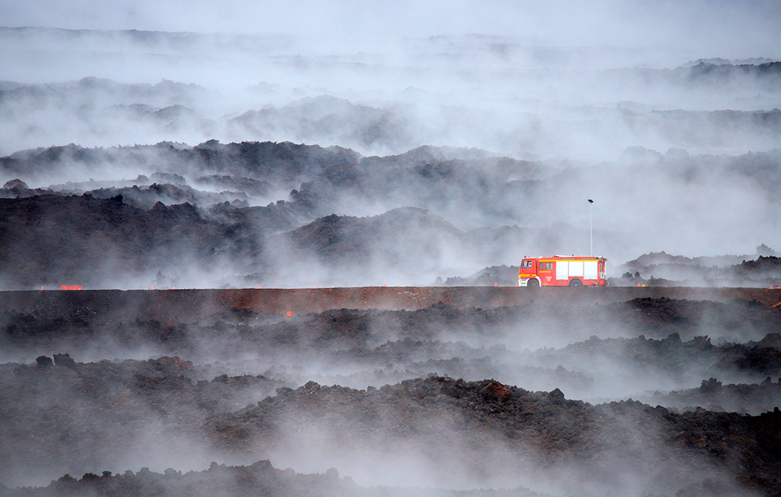 Проливные дожди вызвали образование водяного пара на поверхности лавовых потоков вулкана Тайогаите на острове Ла-Пальма