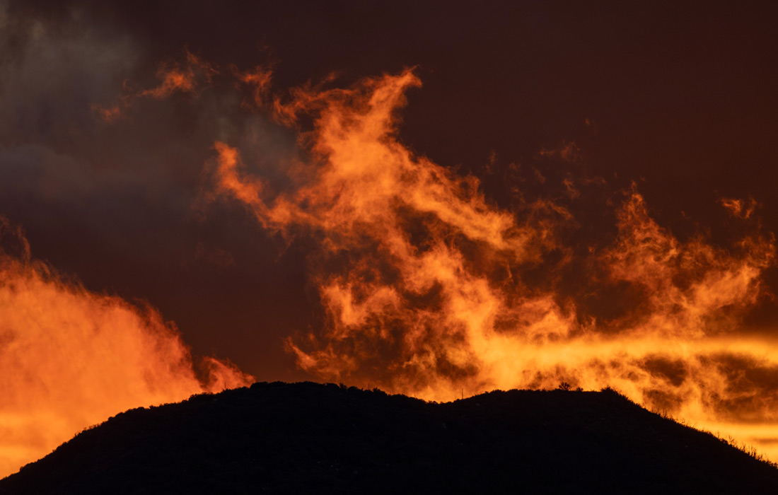 Облака в горах Сан-Габриэль в Калифорнии