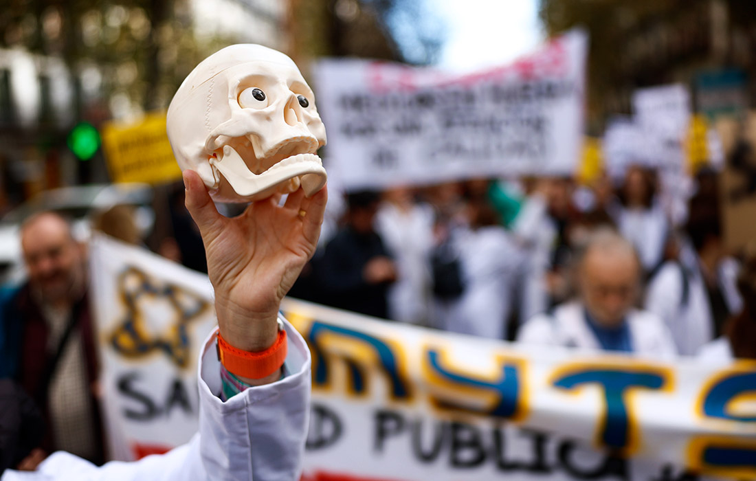 Акция протеста медицинских работников в Мадриде с требованием улучшения условий труда