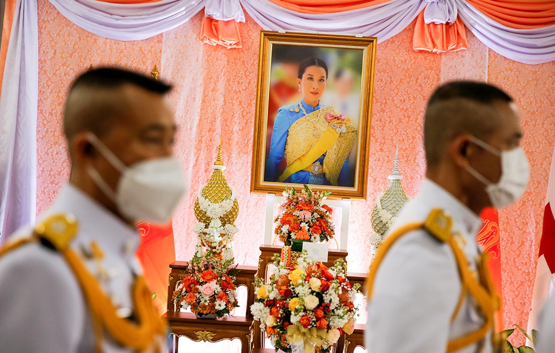 Принцесса Таиланда Баджракитиябха госпитализирована в Бангкоке из-за проблем с сердцем. На фото: офицеры проходят мимо портрета принцессы в мемориальной больнице в Бангкоке.