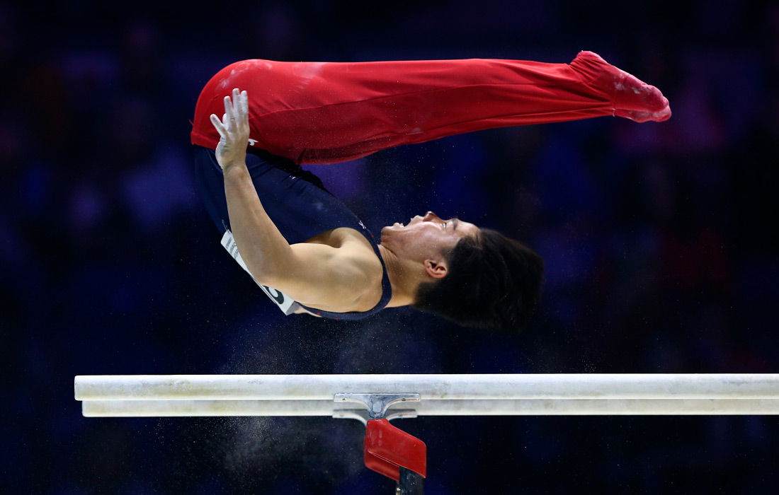 Ашер Хонг из США во время чемпионата мира по спортивной гимнастике в Ливерпуле