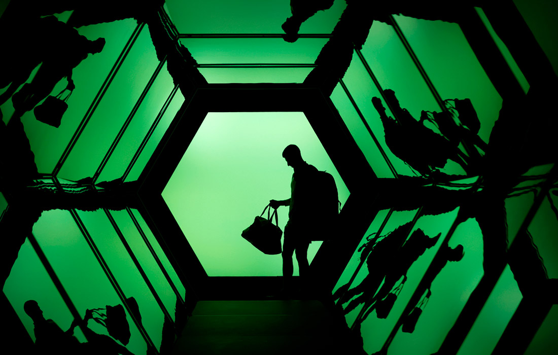 Теннисист Новак Джокович выходит на корт в Париже