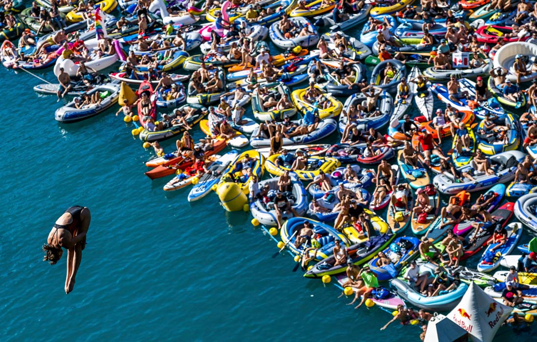 Соревнования по прыжкам в воду с экстремальных высот Red Bull Cliff Diving в Зизиконе, Швейцария