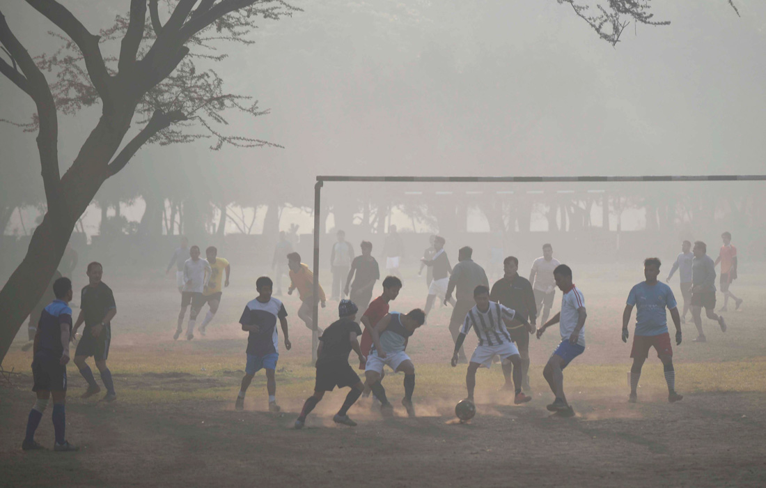 Плотный туман окутал город Гуруграм в Индии