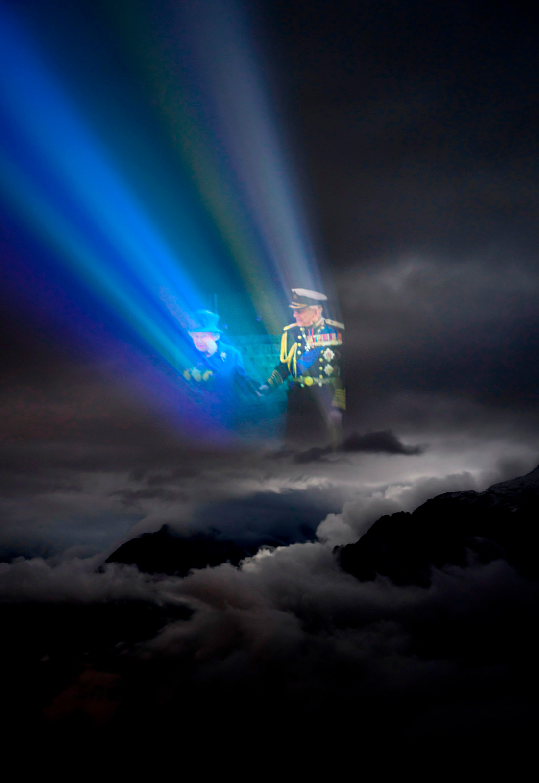 Световая проекция в небе над горами в регионе Лаутербруннен, Швейцария