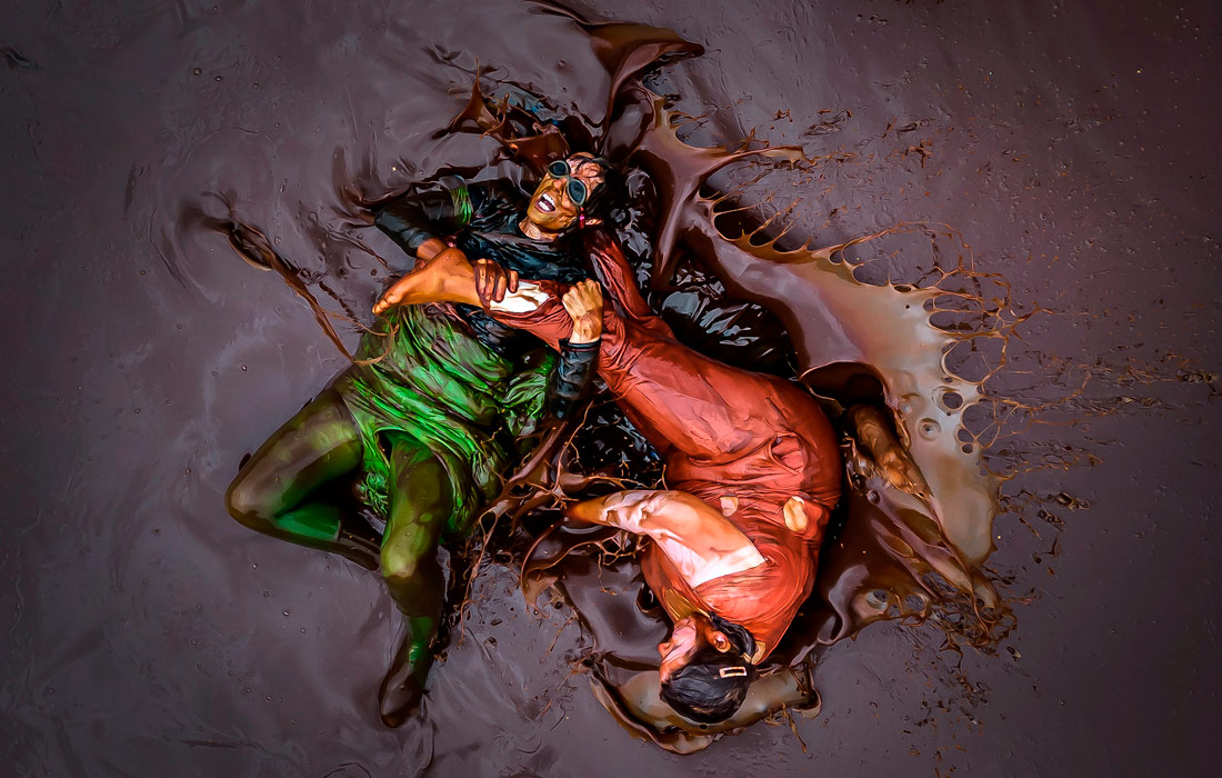 Участники Чемпионата мира по борьбе в бассейне с соусом в Россендейле, Англия