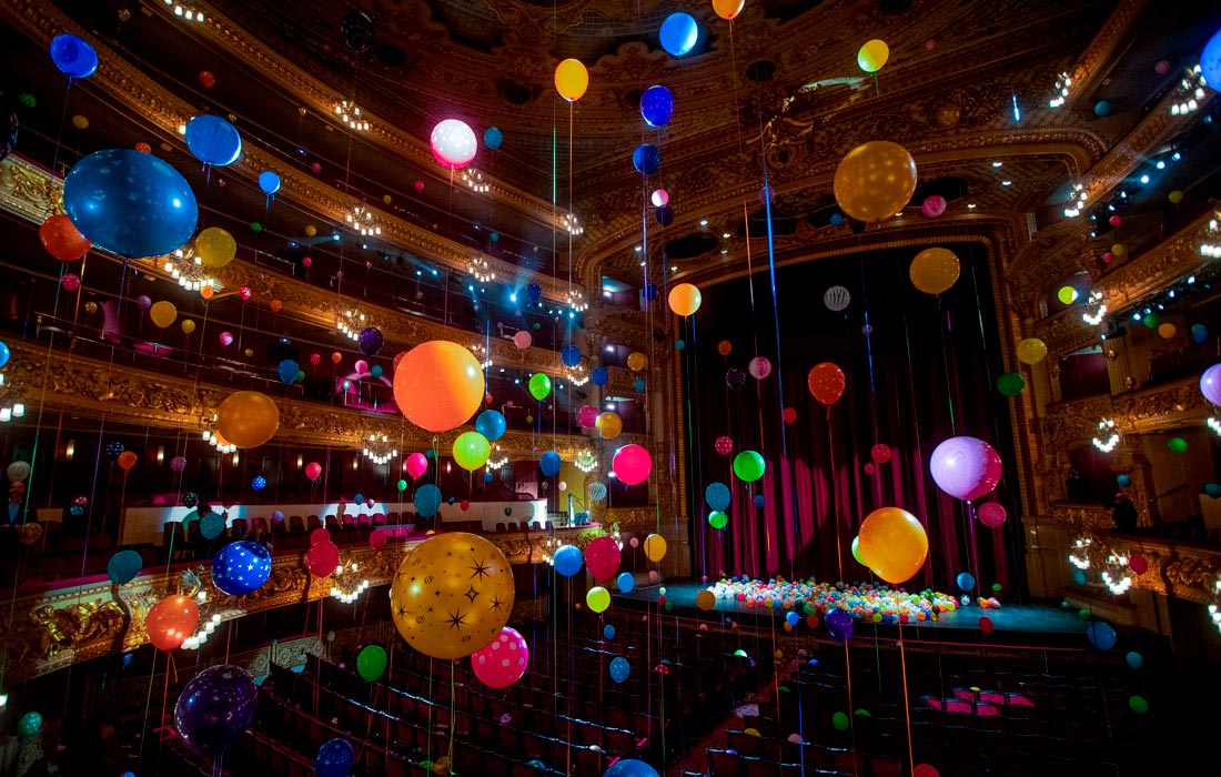 Инсталляция из воздушных шаров бразильской художницы Флавии Жункейры в театре Барселоны