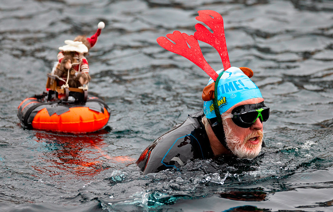 Пловец во время ежегодного заплыва Санта-Клаусов на набережной Солфорд в Великобритании