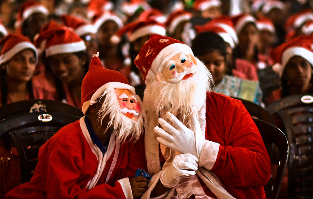 Учащиеся в костюмах Санты в школе индийского Ченнаи