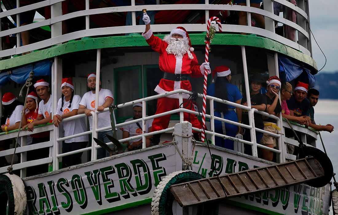 Санта на лодке прибыл в столицу бразильского штата Амазонас - Манаус