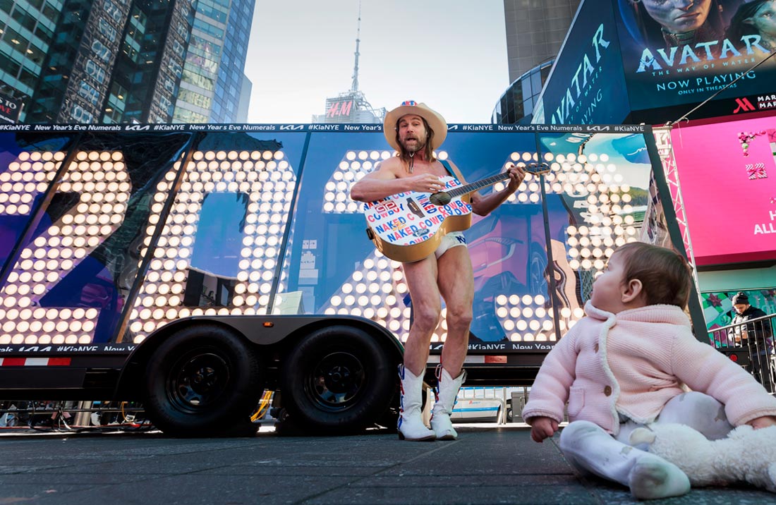 Выступление "Голого ковбоя" на Таймс-сквер в Нью-Йорке