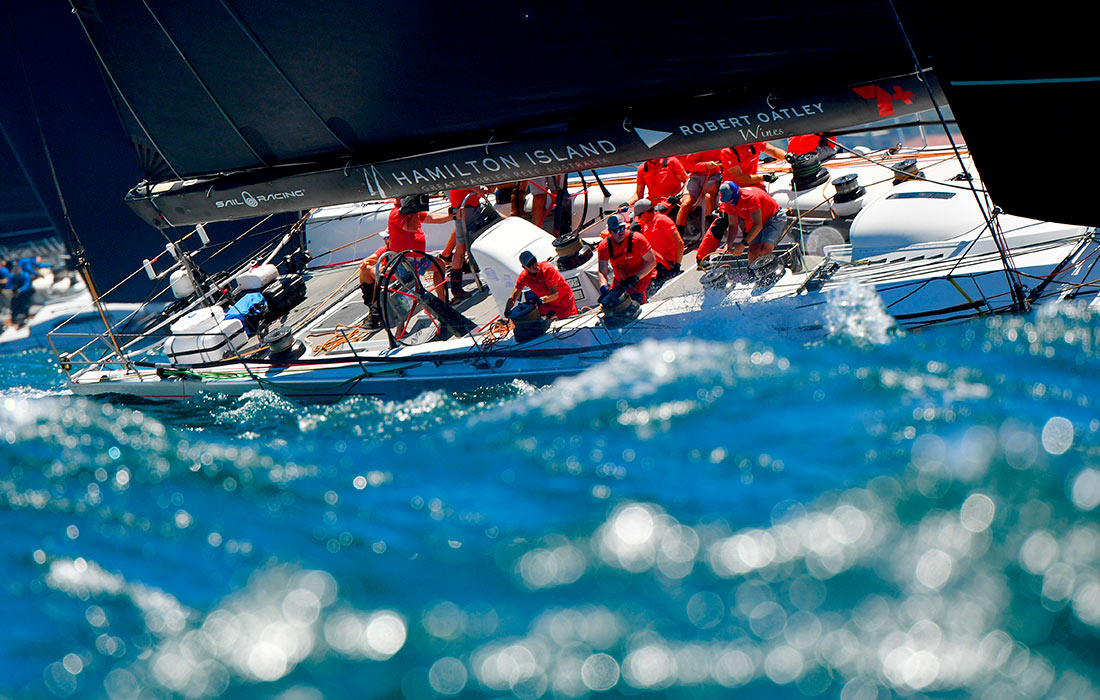 Экипаж Wild Oats во время гонок Hobart Yacht Race 2022 в гавани Сиднея