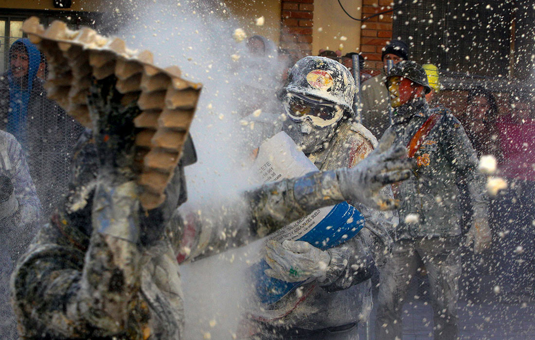 Традиционная яично-мучная битва в День Простаков в испанской провинции Аликанте