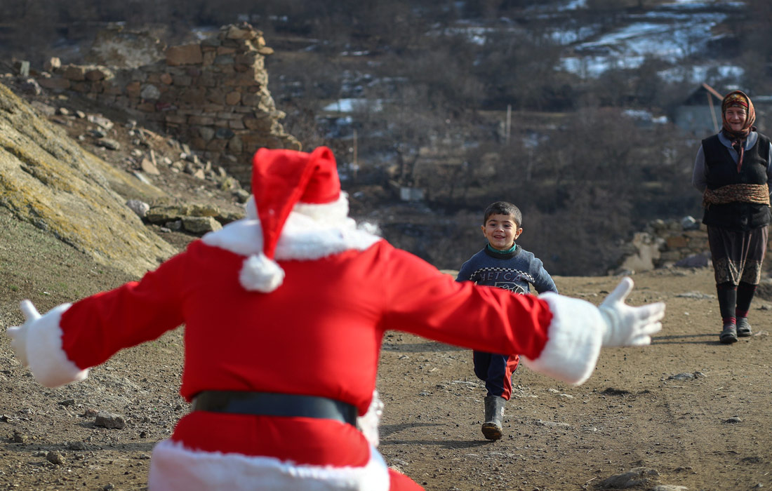 Санта-Клаус посещает деревни в Азербайджане