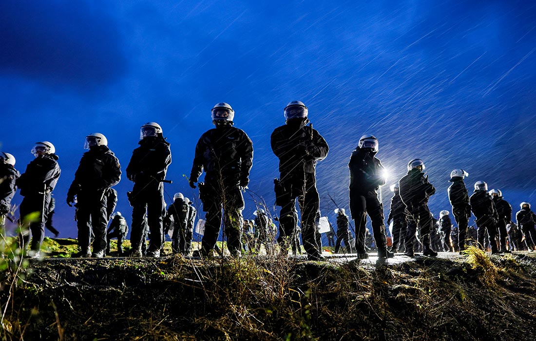 Немецкая полиция охраняет карьер от протестующих недалеко от деревни Лютцерат