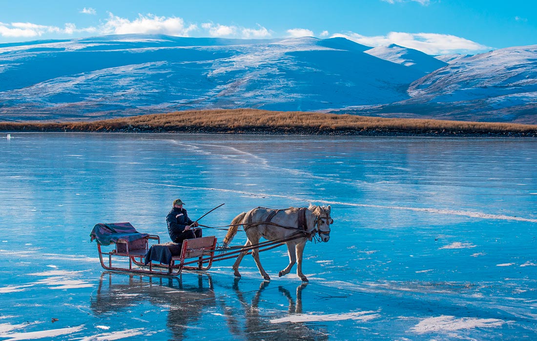Частично замерзшее озеро Чылдыр в турецком Карсе