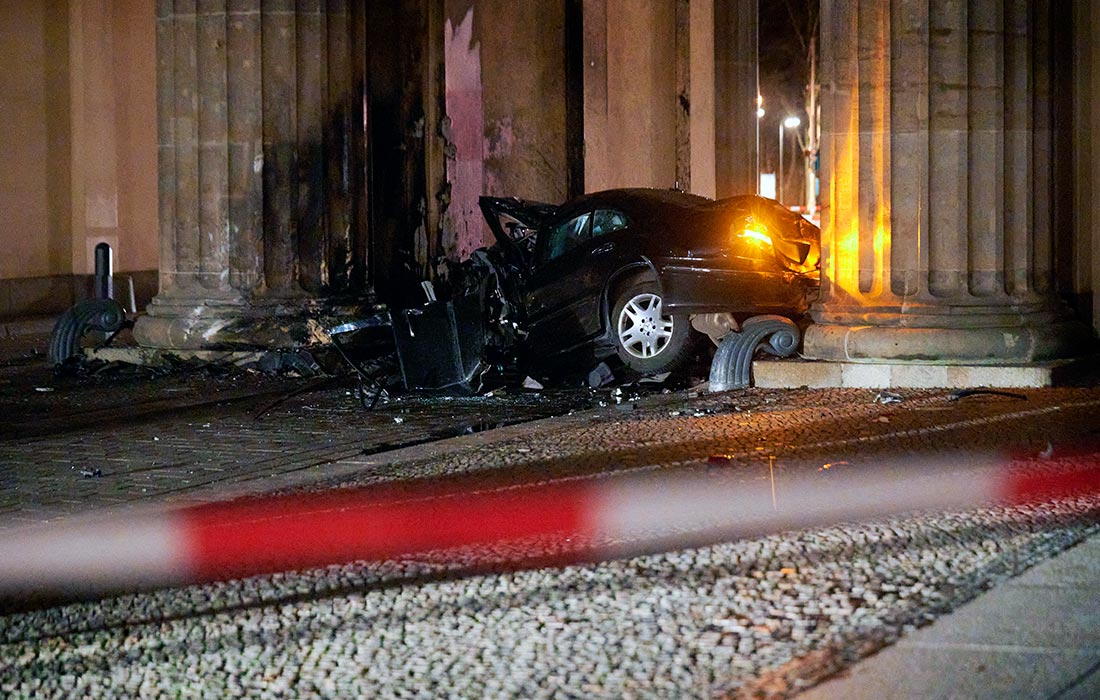 В Берлине автомобиль врезался в Бранденбургские ворота