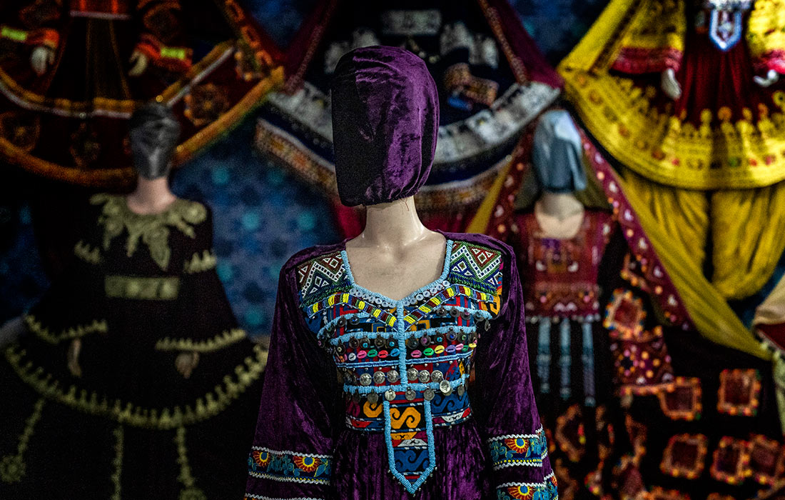 Закрытые лица манекенов в магазинах женской одежды в Кабуле