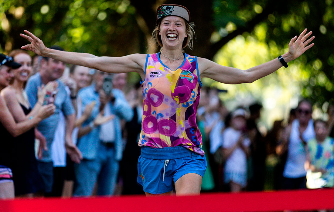 В Мельбурне Эрчана Мюррей-Бартлетт завершила марафон, который претендует на попадание в список рекордов Гиннеса. Спортсменка преодолела путь от Кейп-Йорка до Мельбурна, на протяжении 150 дней регулярно пробегая марафонские дистанции.