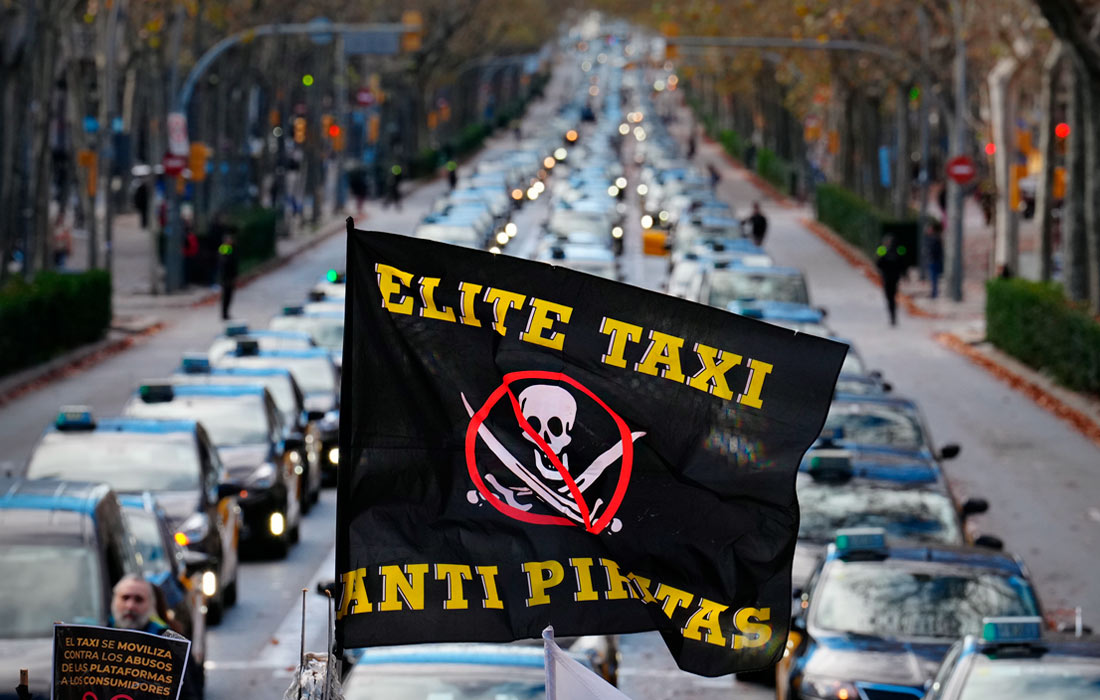 В Барселоне таксисты протестуют против неравных условий работы с водителями, которые обслуживают клиентов через онлайн-платформы Free Now, Uber и Bolt