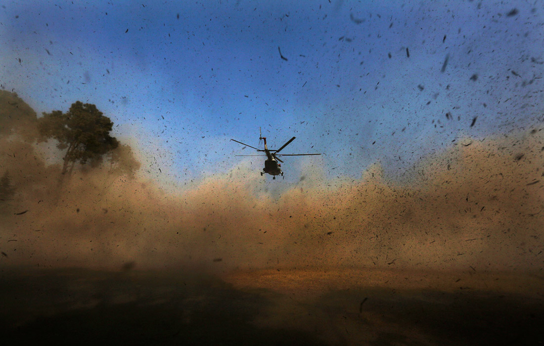 Вертолет с телами погибших в авиакатастрофе в Непале прибывает в Катманду